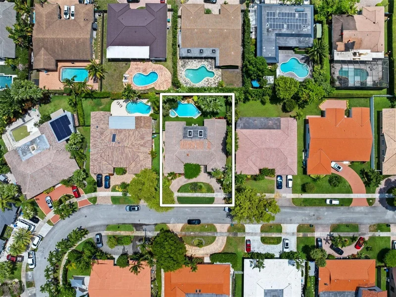 2100 NE 211th Ter, North Miami Beach, Florida, United States. - Photo 2