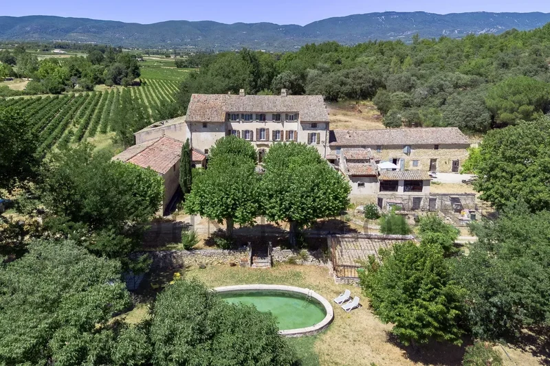 For sale in the Southern Luberon near Lourmarin a magnifient agriculture property to renovated
