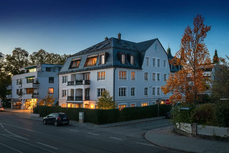 Luxurious & family-friendly: 4-room penthouse with designer furnishings, roof terrace and elevator a
