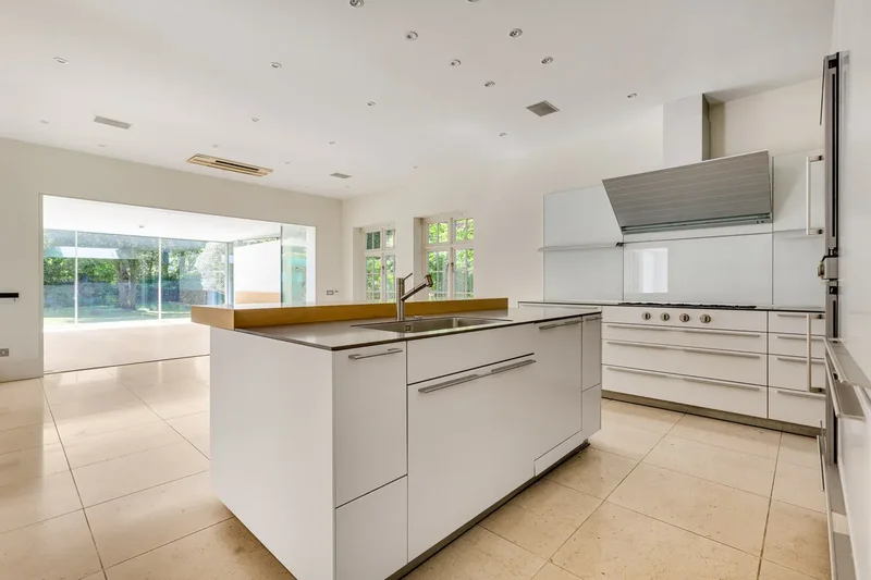 Longwood Drive, London, SW15, London, England, United Kingdom. - Photo 2