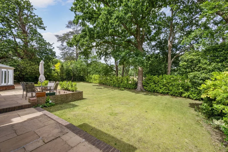 Coombe Hill Road, Kingston upon Thames, England, United Kingdom. - Photo 10