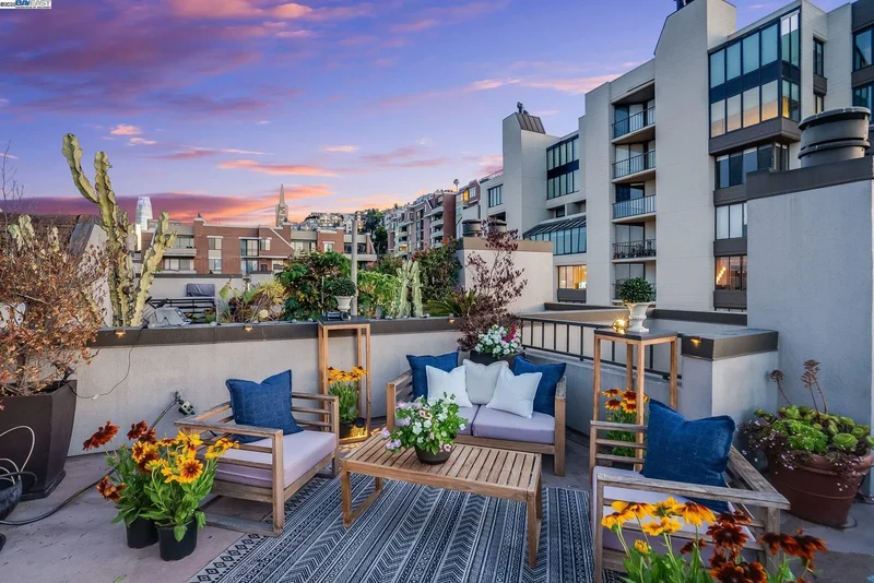 156 Lombard St, San Francisco, California, United States. - Photo 52