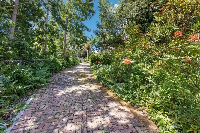 457 Woodland Drive, Sarasota, FL 34234, Sarasota, Florida, United States. - Photo 15
