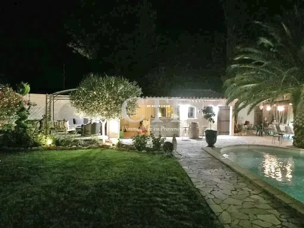 Exterior photo 6