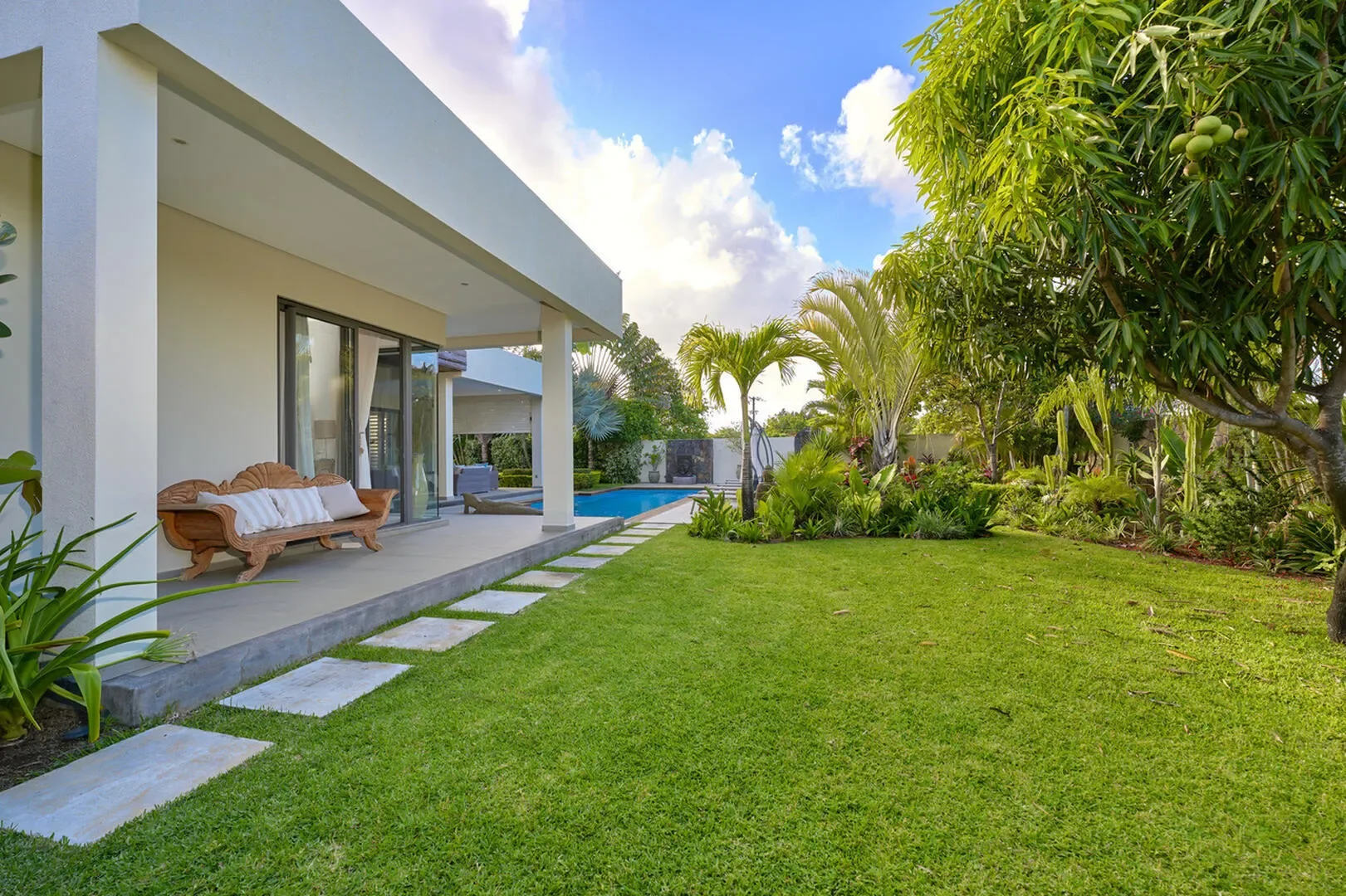 Exterior photo 6