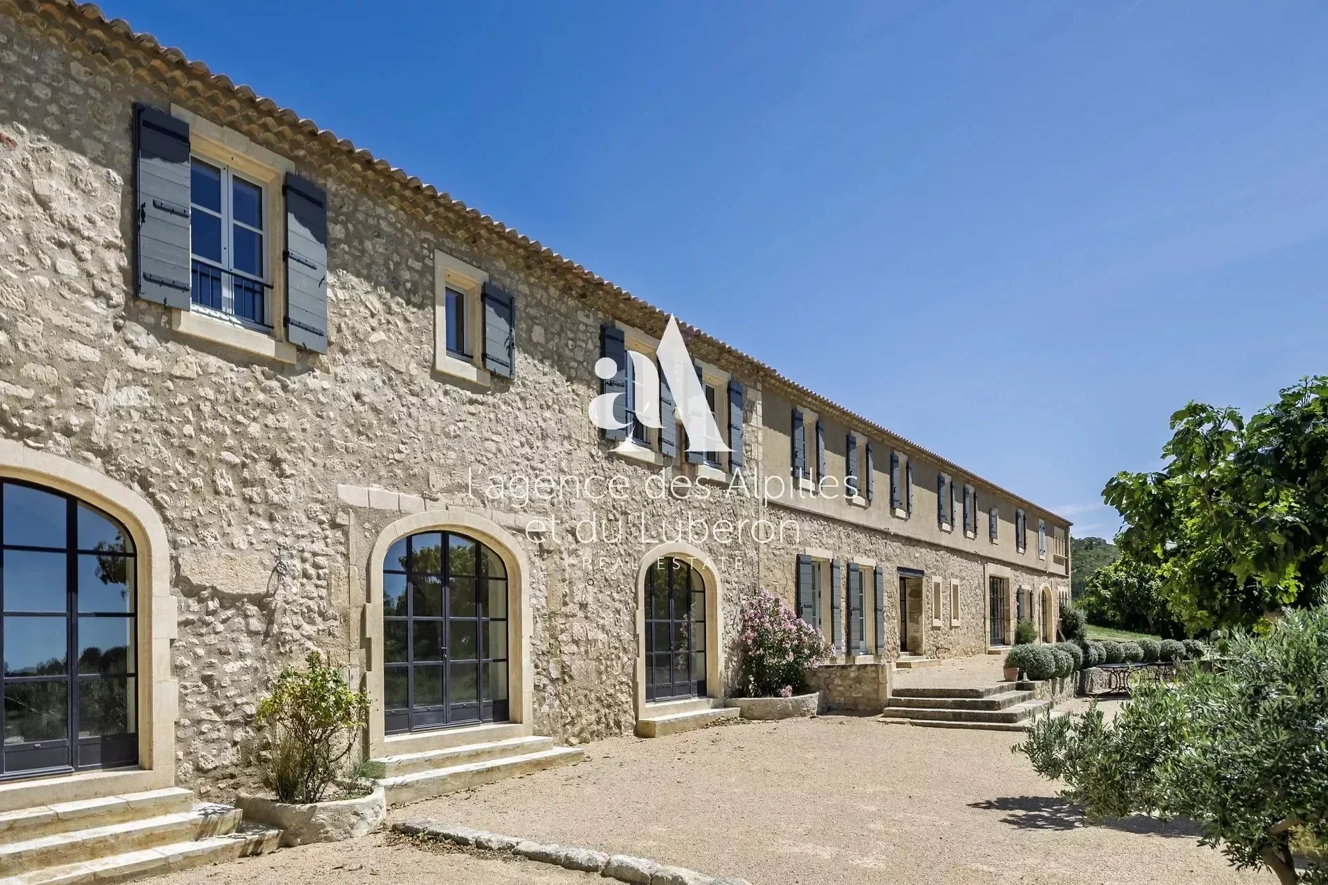 Exterior photo 2