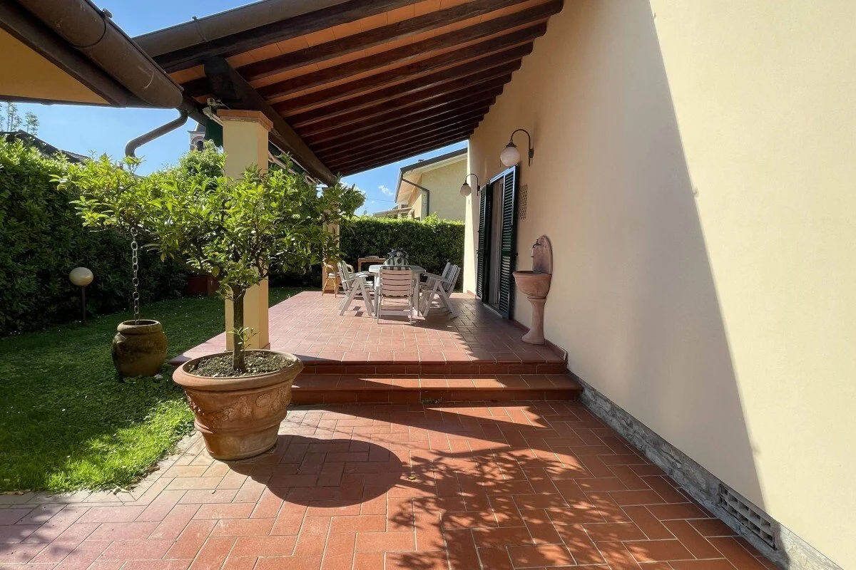 Exterior photo 6