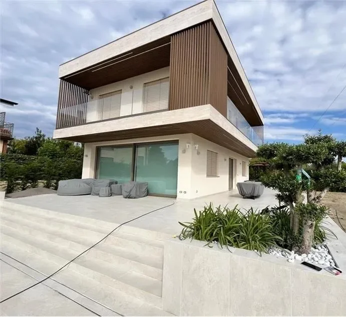 Exterior photo 3