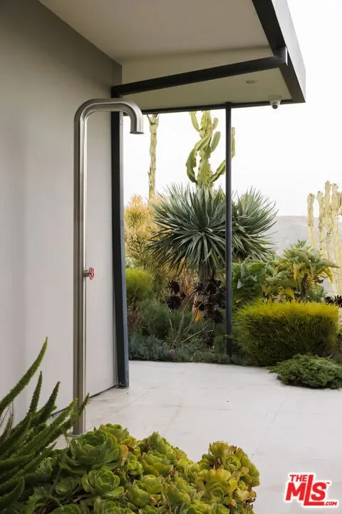3306 Deronda Drive, Los Angeles, California, United States. - Photo 14