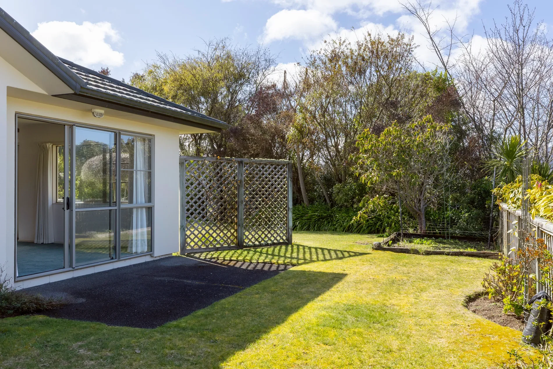 Exterior photo 6