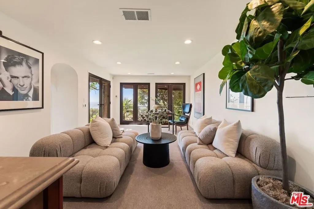 6930 Oporto Drive, Los Angeles, California, United States. - Photo 22