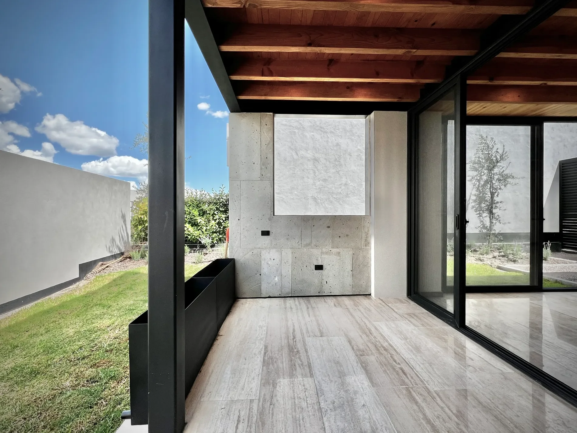 Exterior photo 3