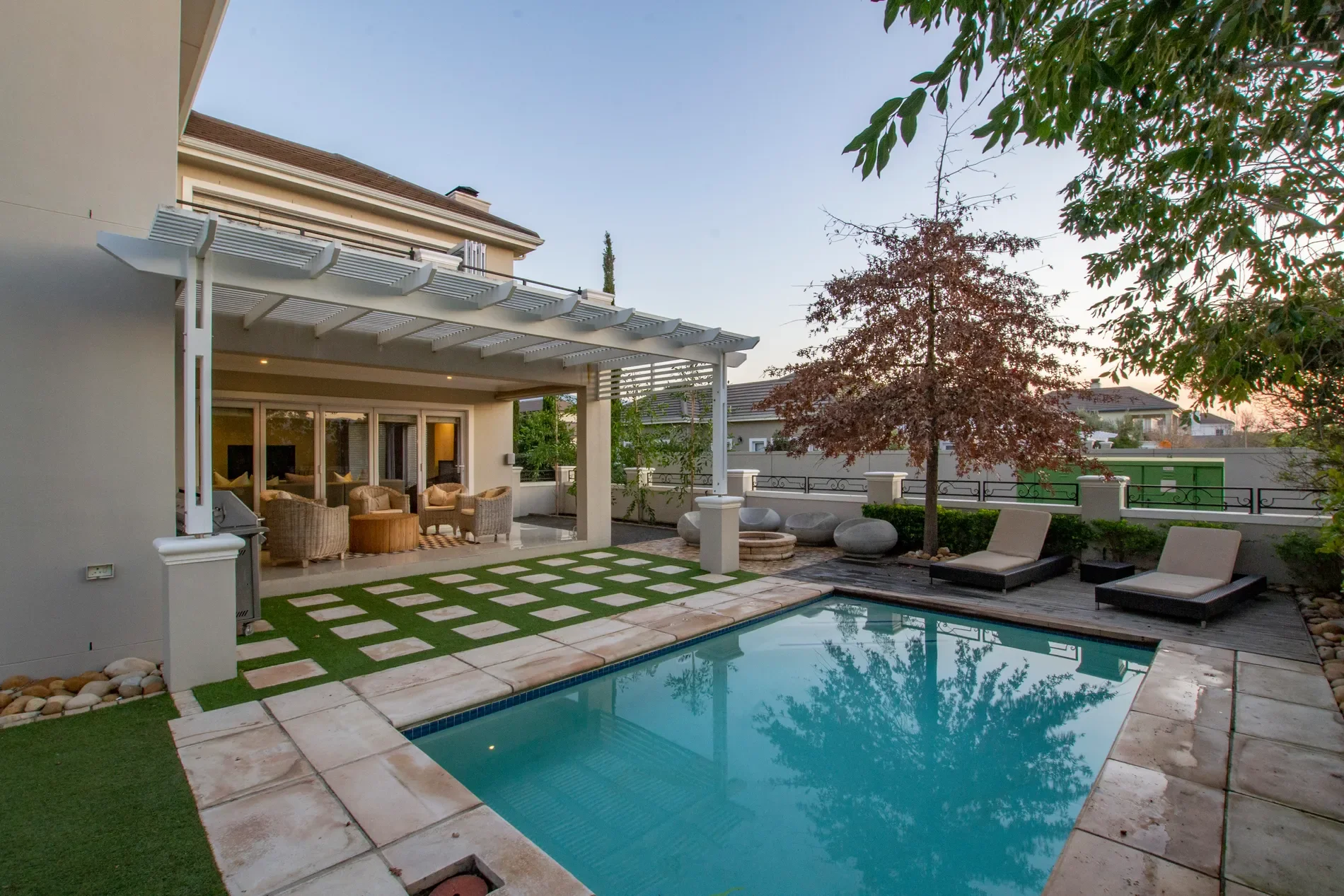 Exterior photo 6
