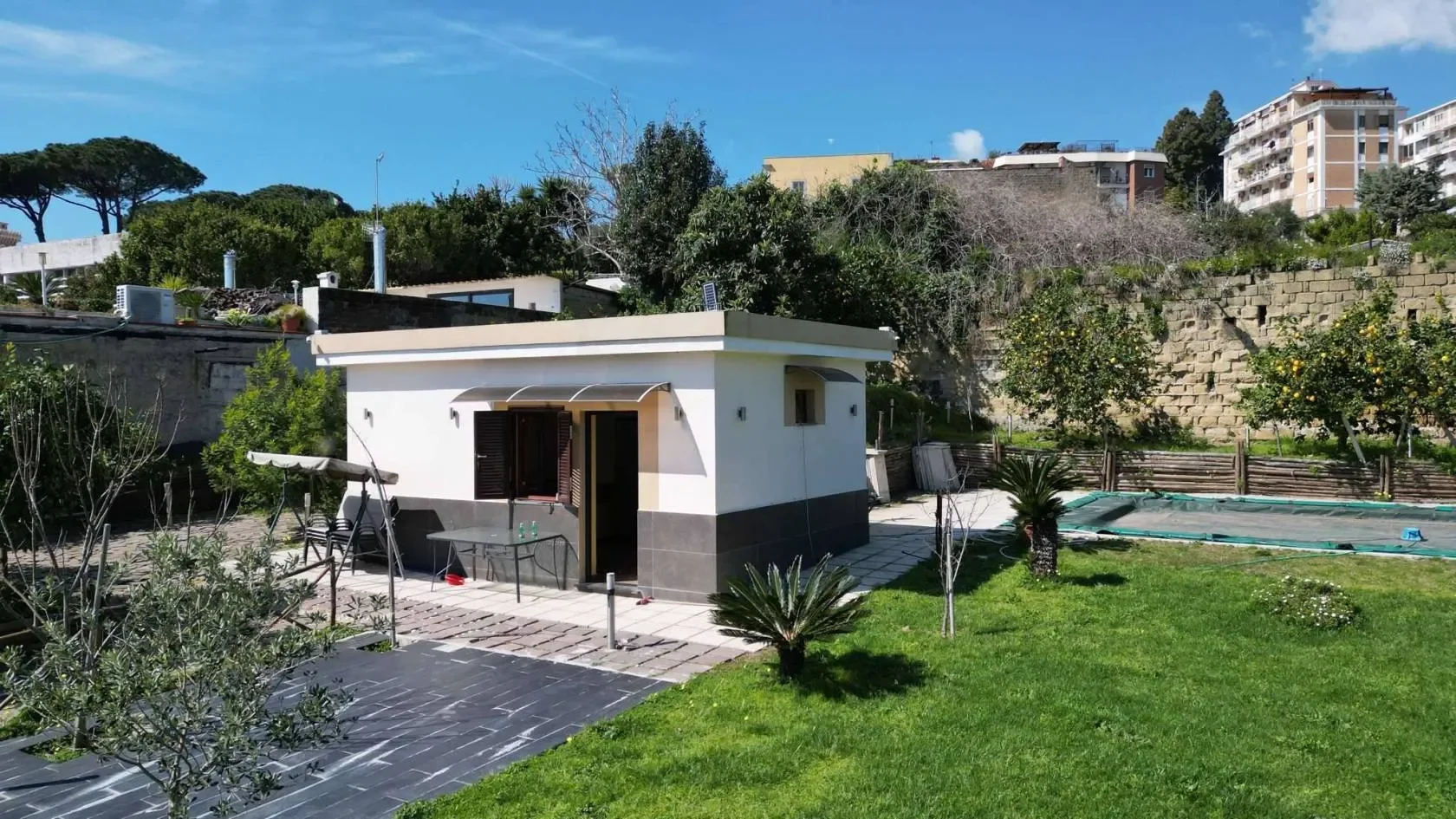 Exterior photo 8