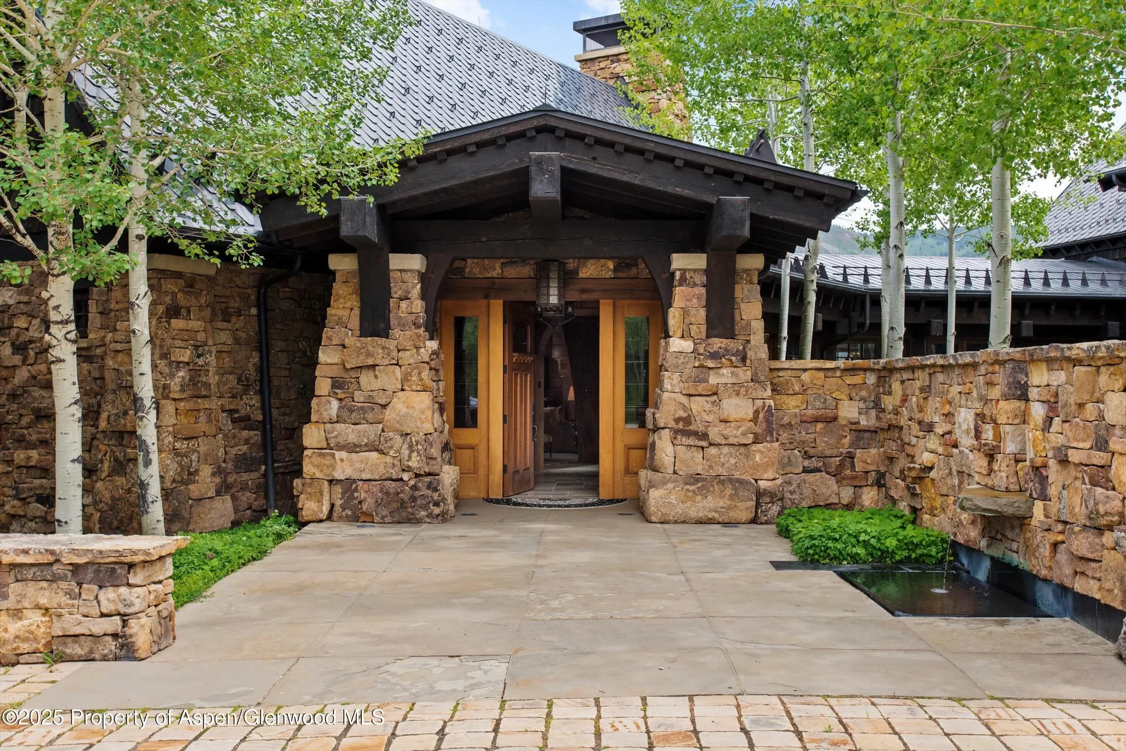 Exterior photo 2