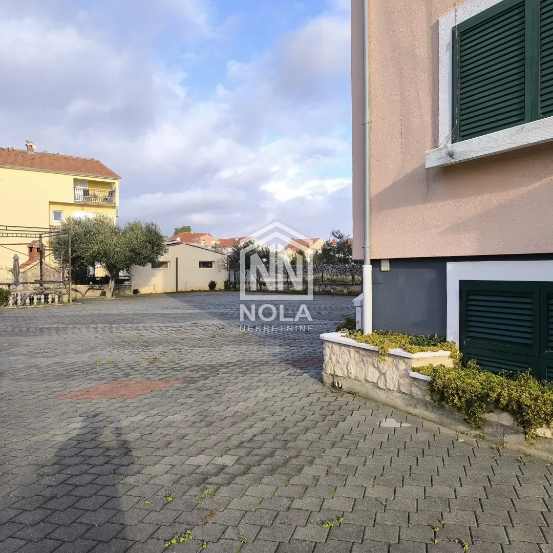 Exterior photo 4