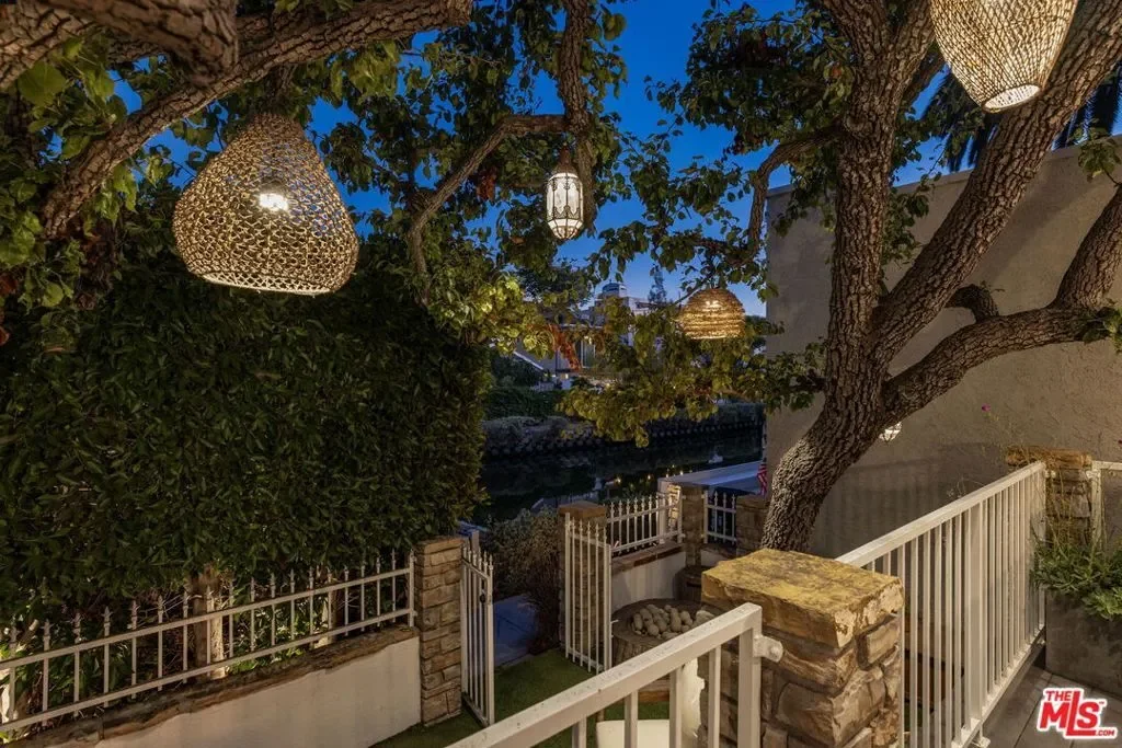 439 Carroll Canal, Los Angeles, California, United States. - Photo 6