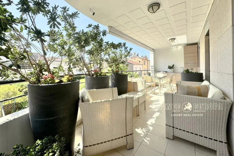 CANNES TOWN CENTRE - LARGE 3-BEDROOM APARTMENT