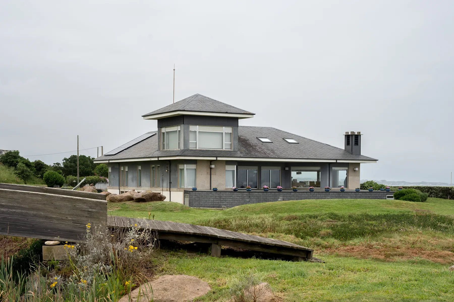 Exterior photo 2