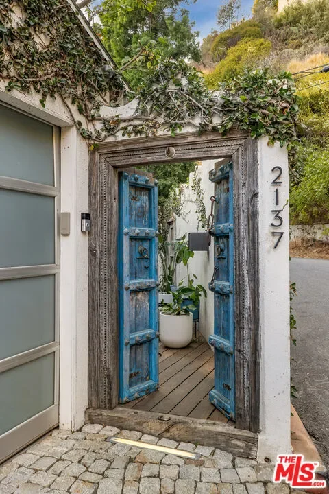 2137 Sunset Plaza Drive, Los Angeles, California, United States. - Photo 2