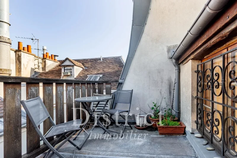 Exclusive. Notre Dame - Superb 93m² top floor duplex apartment. Panoramic view of Notre Dame and ter