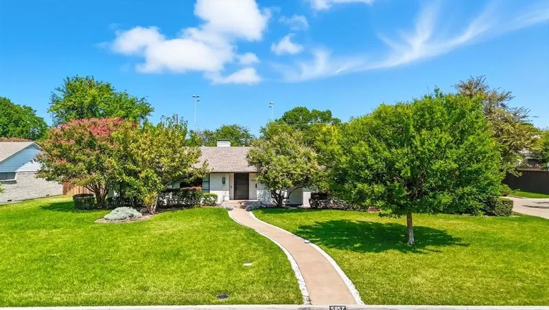 Single Family Residence in Dallas