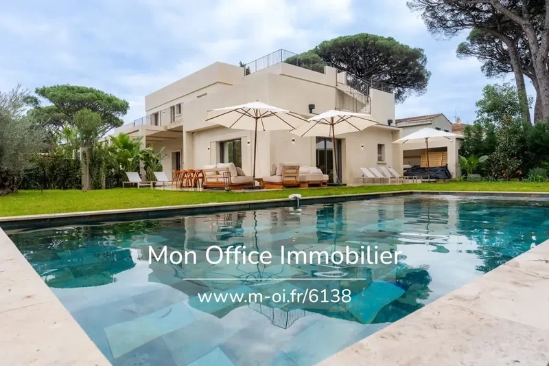Référence : 6138-NGU - Maison Saint Tropez, À pied du village