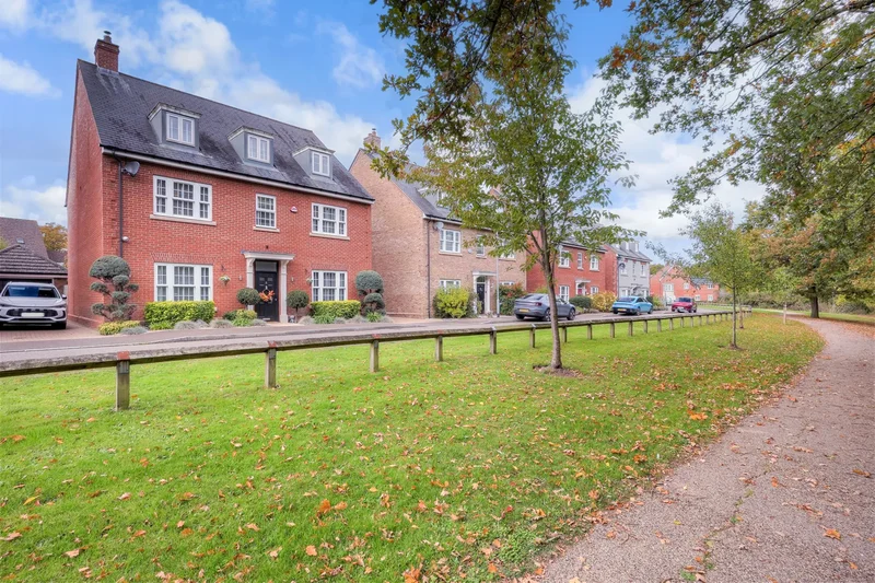 6 bedroom detached house for sale in Epping