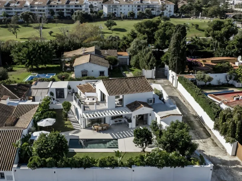 5 bedroom beachside villa for sale in San Pedro de Alcantara, Marbella on the Costa del Sol
