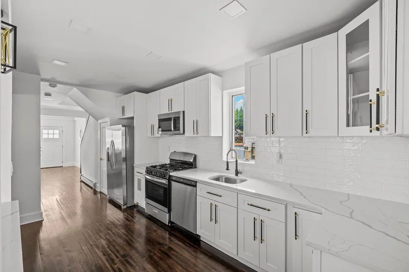 916 CLARENCE AVE, New York, New York, United States. - Photo 15
