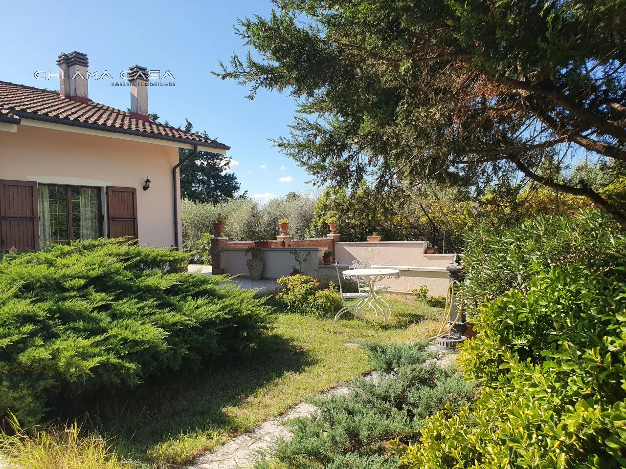 Exterior photo 4
