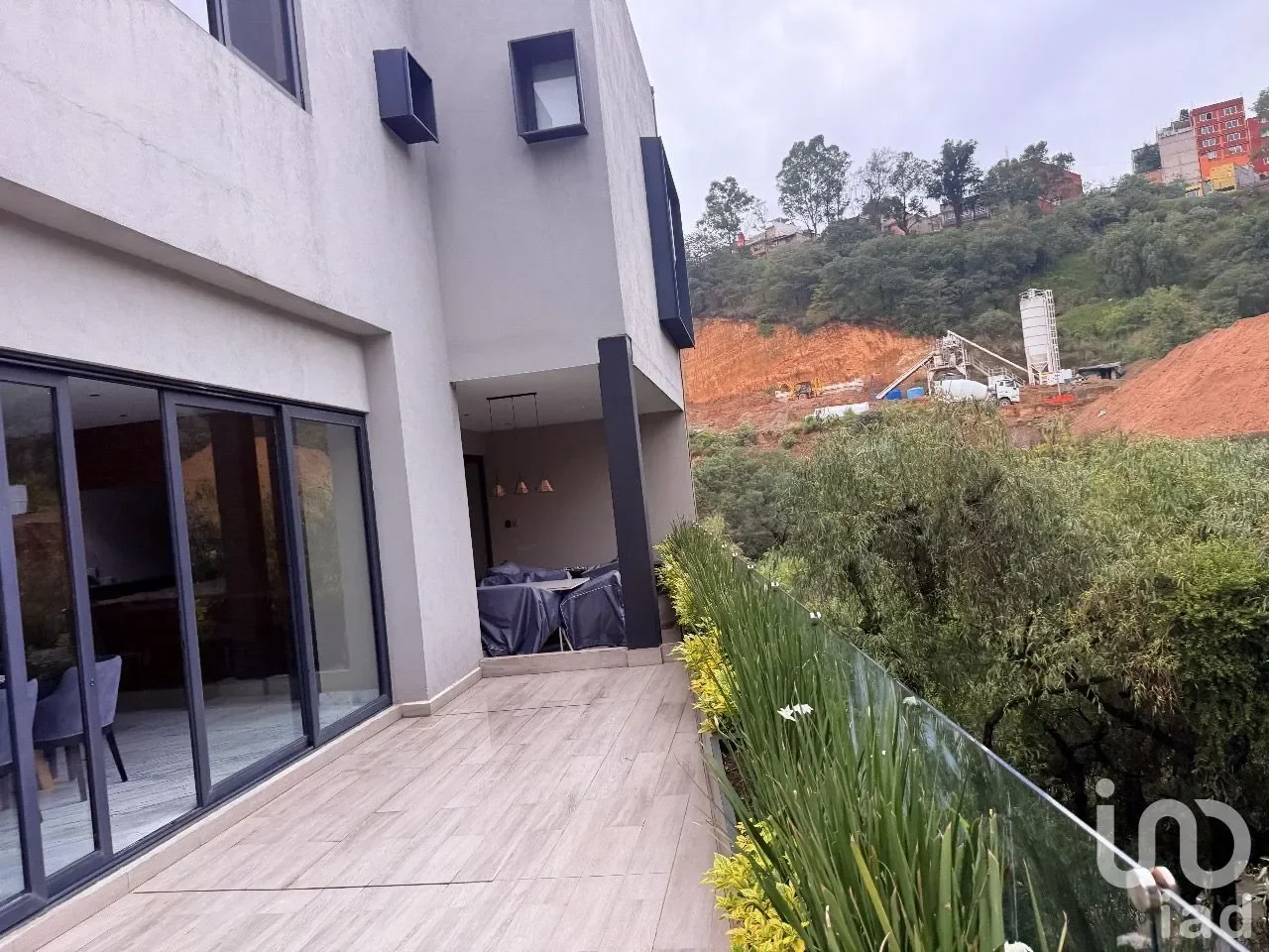 Exterior photo 2