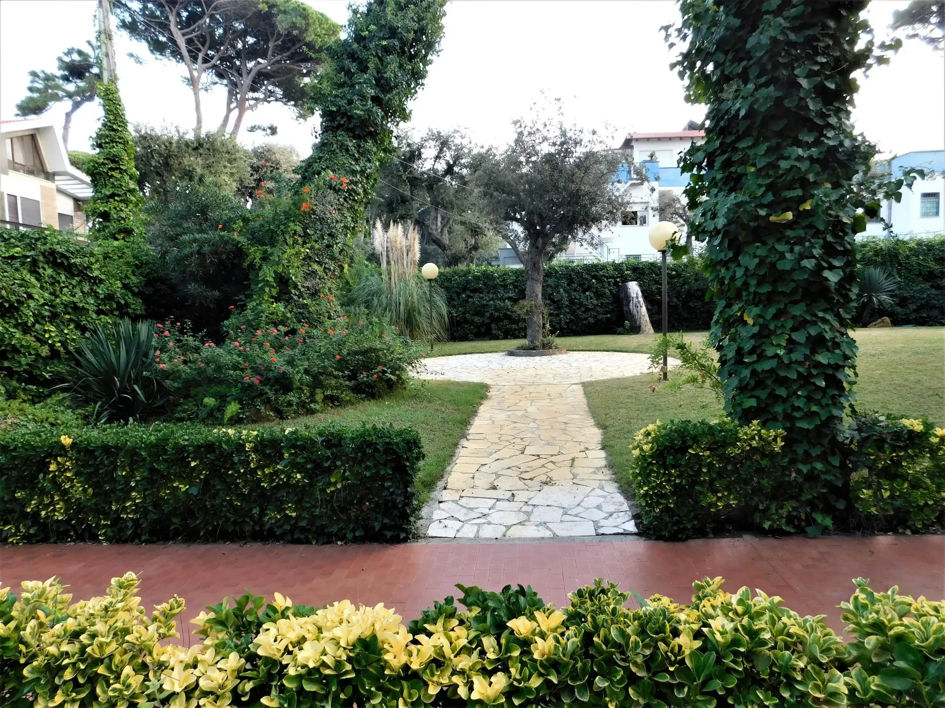 Exterior photo 7