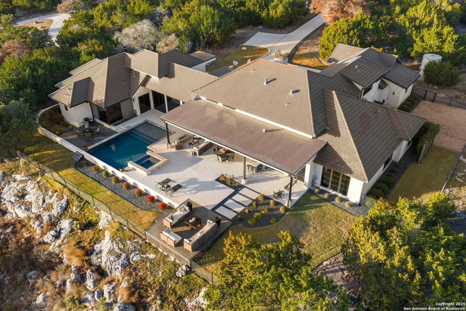 Exterior photo 2