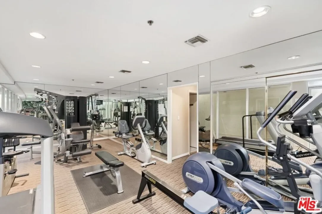 575 S Barrington Ave, Los Angeles, California, United States. - Photo 12