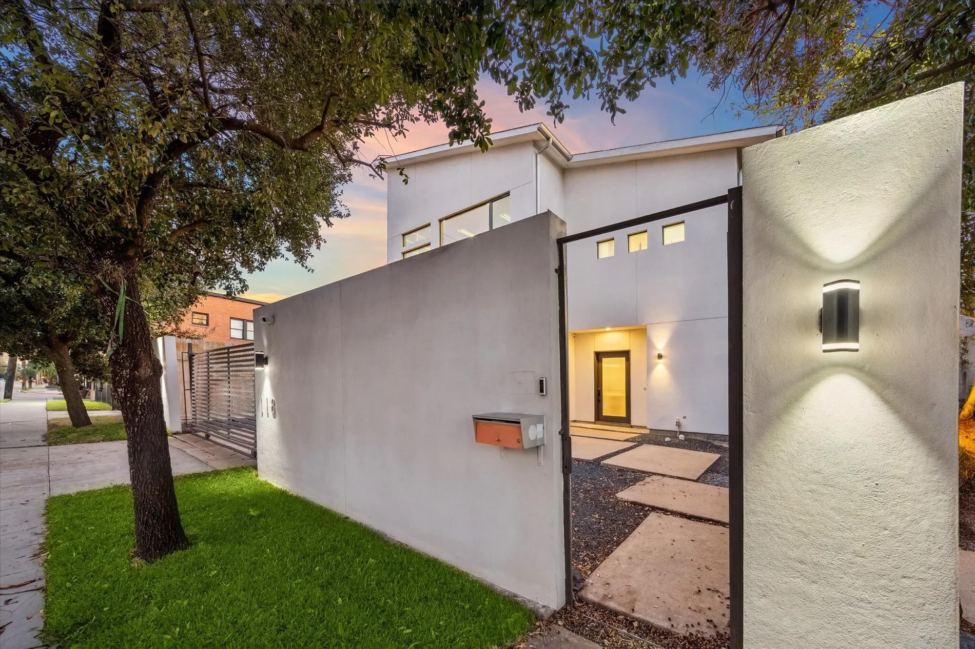 Exterior photo 3