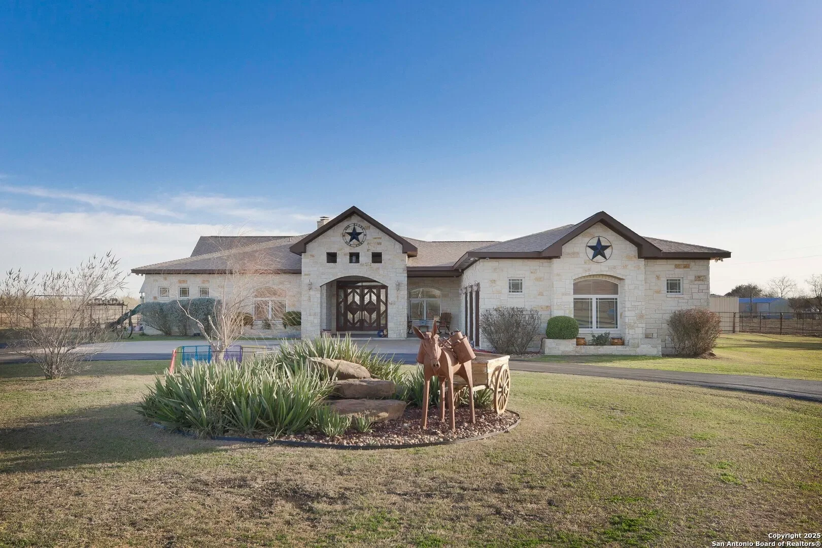 Exterior photo 3