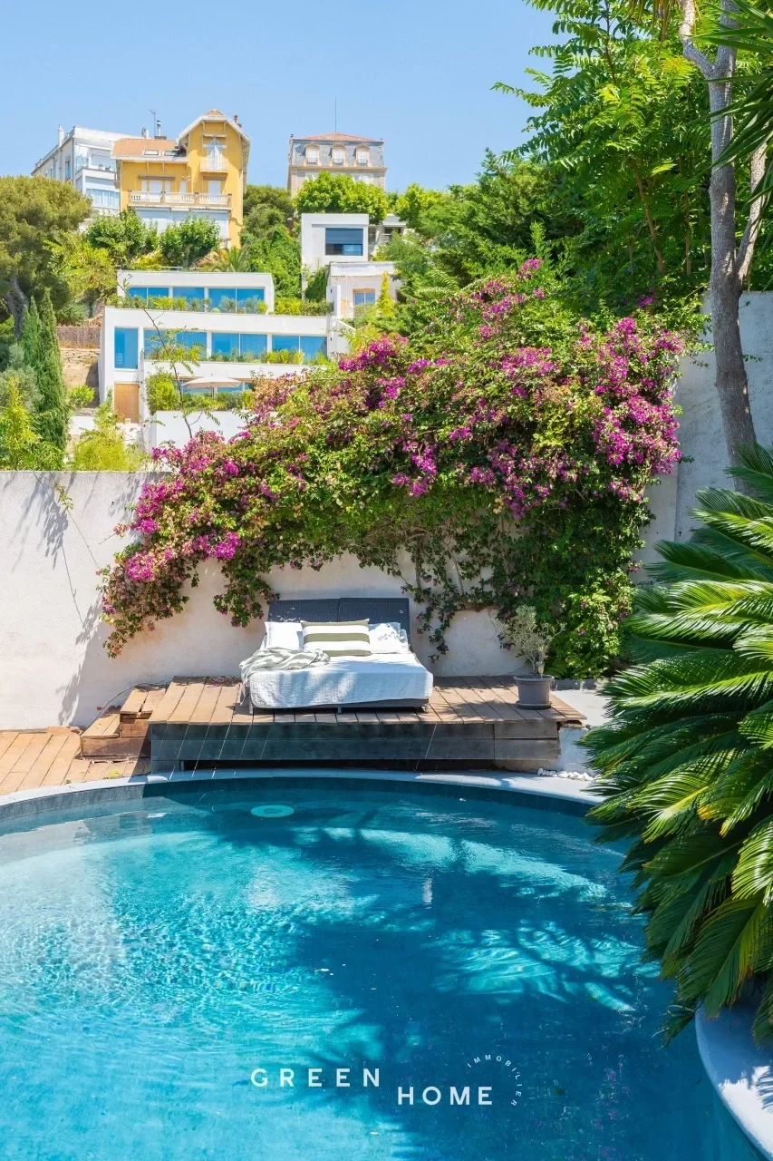Exterior photo 6