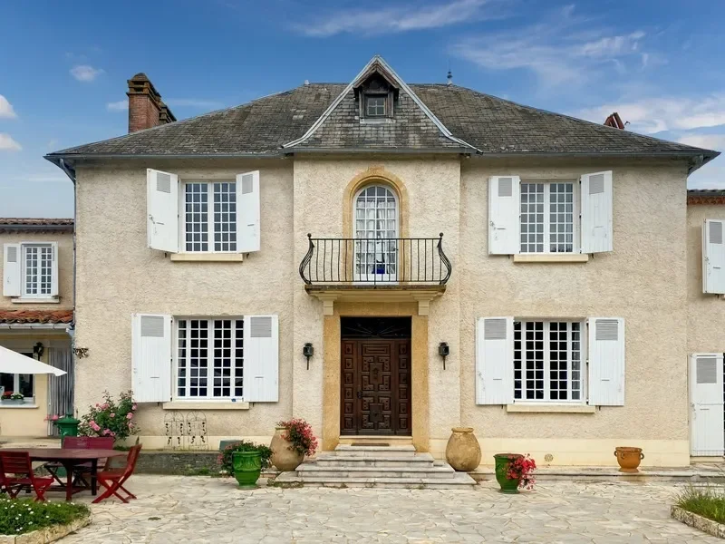 House for sale 11 rooms MIELAN (32) - living area 388 m2 - land 61,515 m2