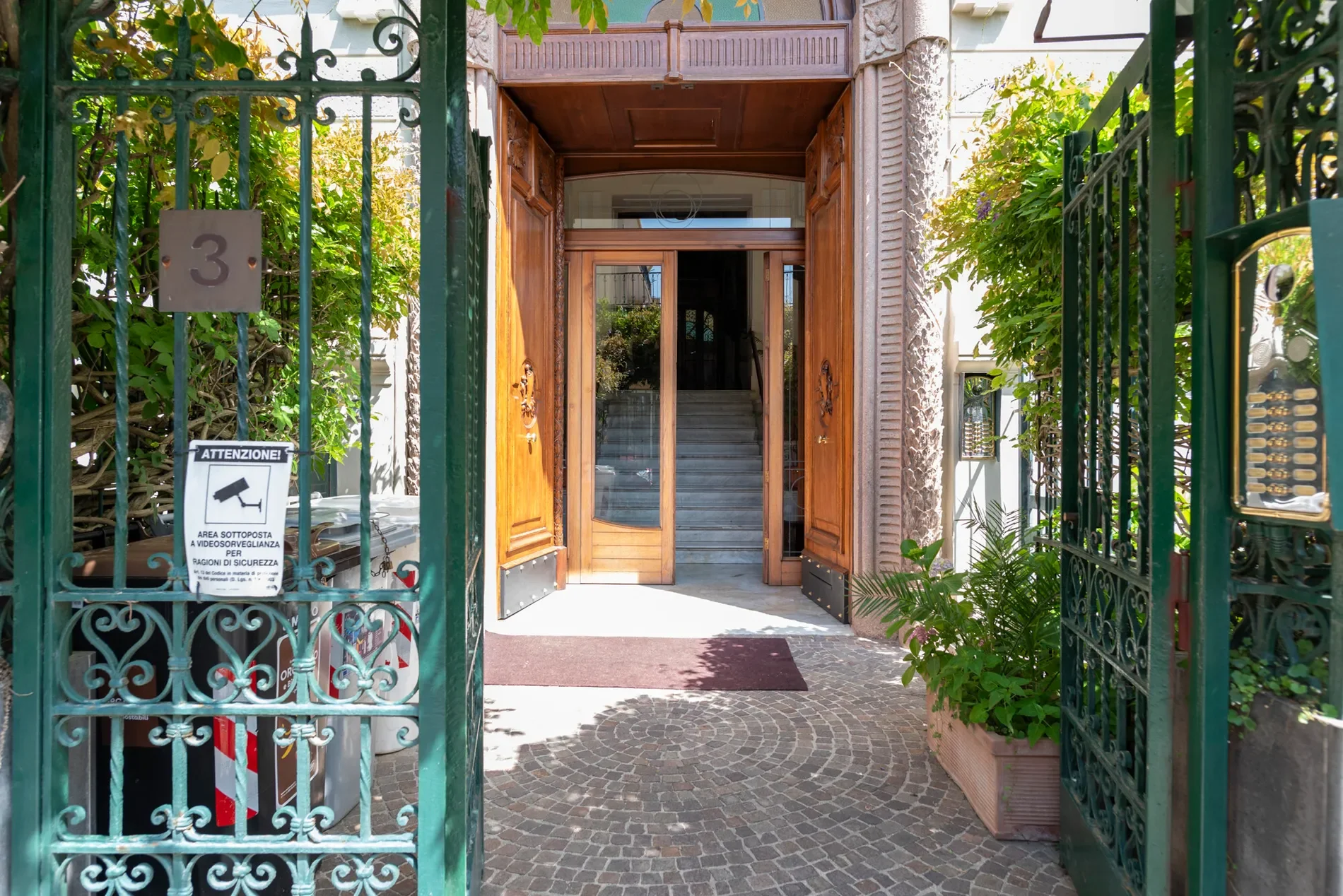 Exterior photo 5