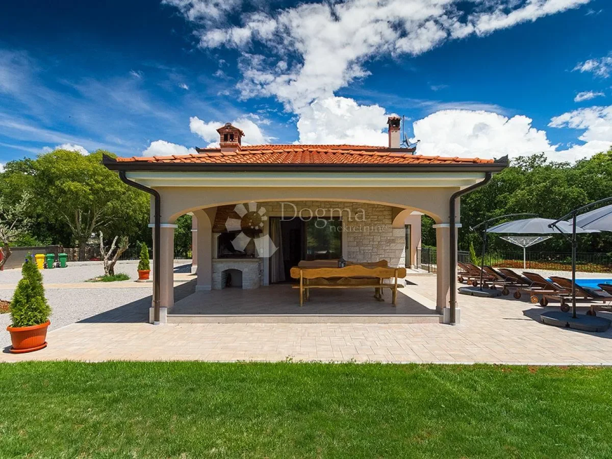 Exterior photo 5