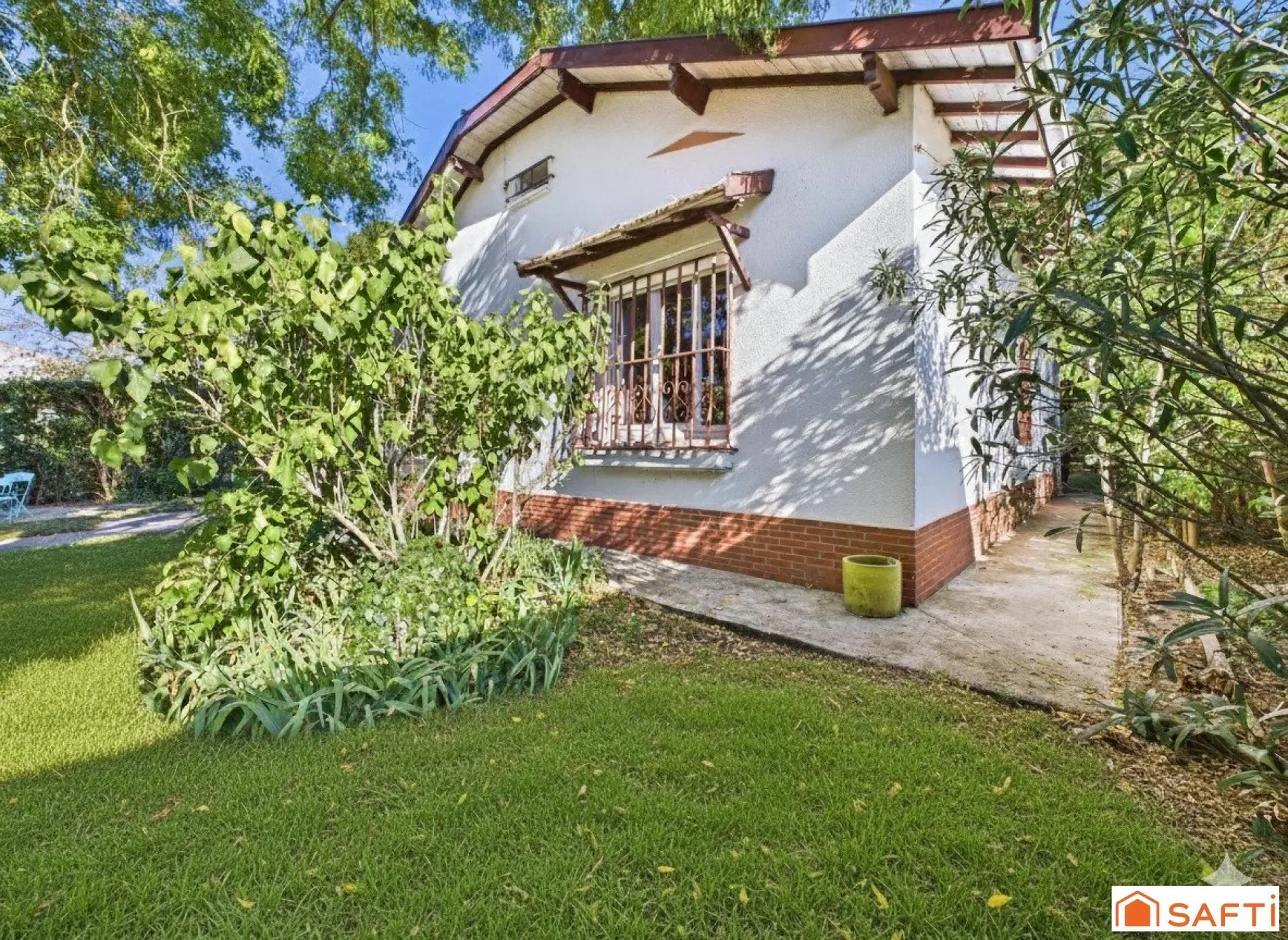 Exterior photo 5