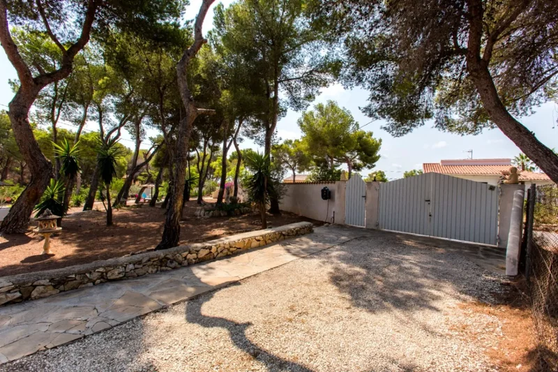 Villa in quiet area near the sea for sale in La Fustera, Benissa