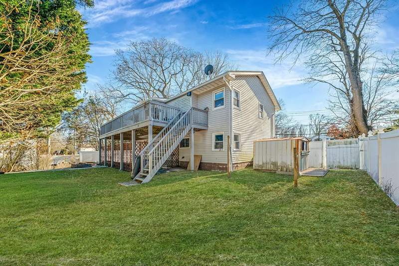 299 Seminole St, Ronkonkoma, NY 11779, Lake Ronkonkoma, New York, United States. - Photo 5