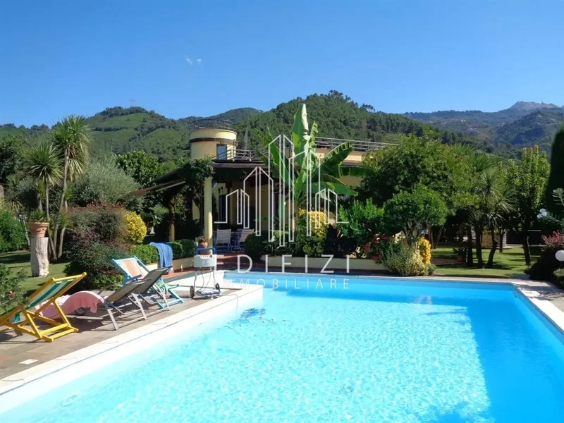 Villa in vendita a Montignoso(MS) in Ottimo composto da 13vani