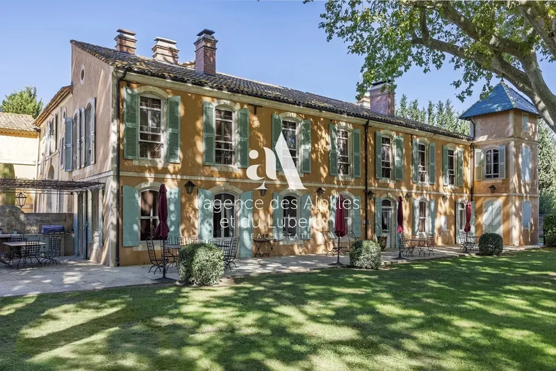 Exceptional property between Alpilles and Arles