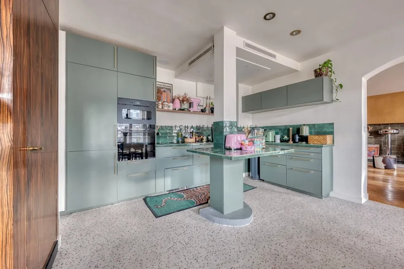 Paris 10th – 5 rooms – 128 m²