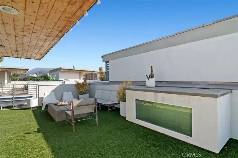 6736 W Hepburn Way, Los Angeles, California, United States. - Photo 36