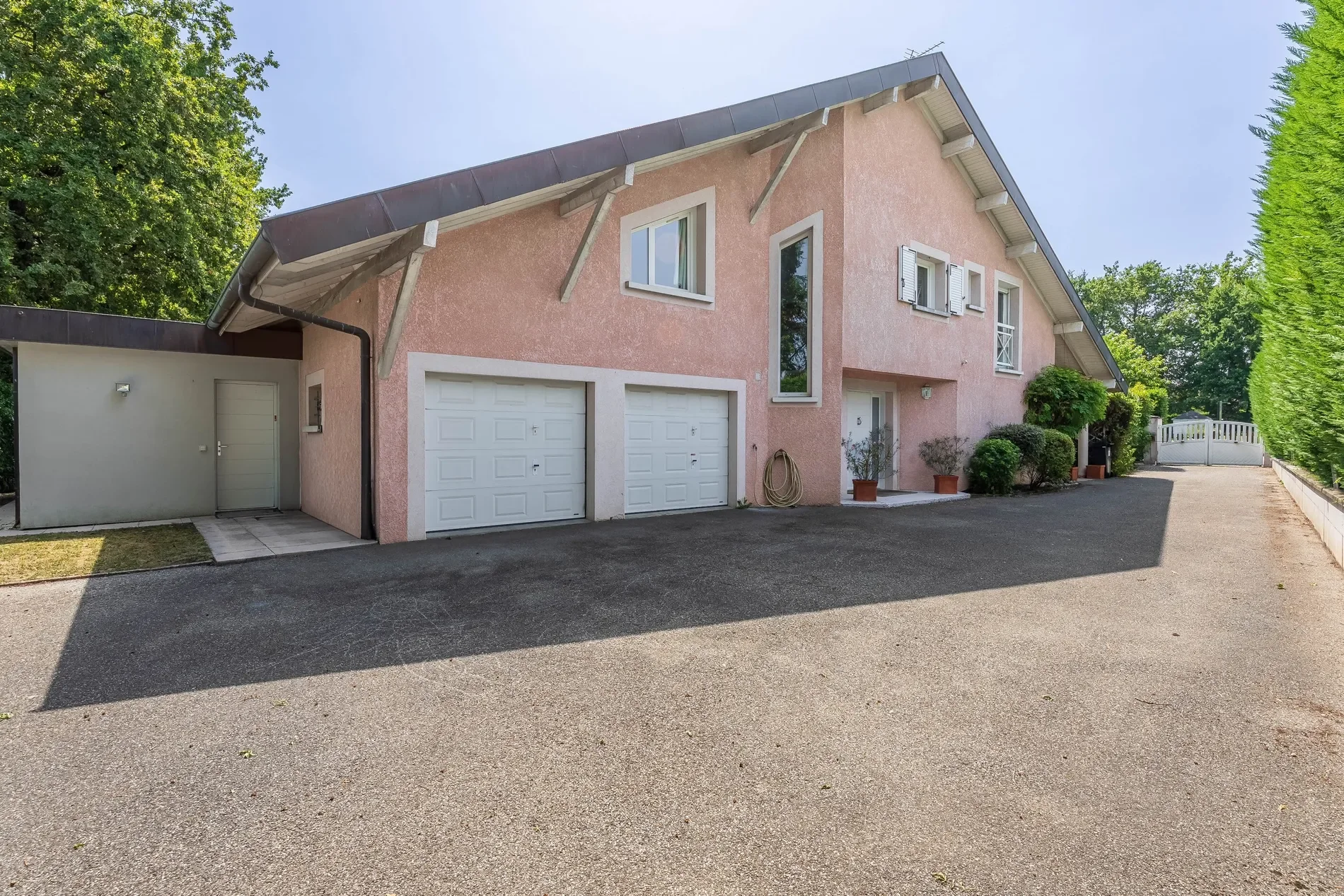 Exterior photo 4
