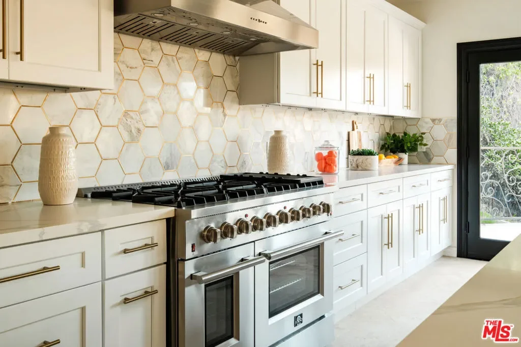 1301 N Beverly Drive, Beverly Hills, California, United States. - Photo 30
